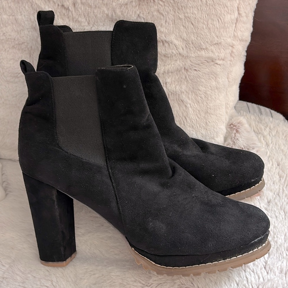 Jolimall black faux suede high heeled booties!!